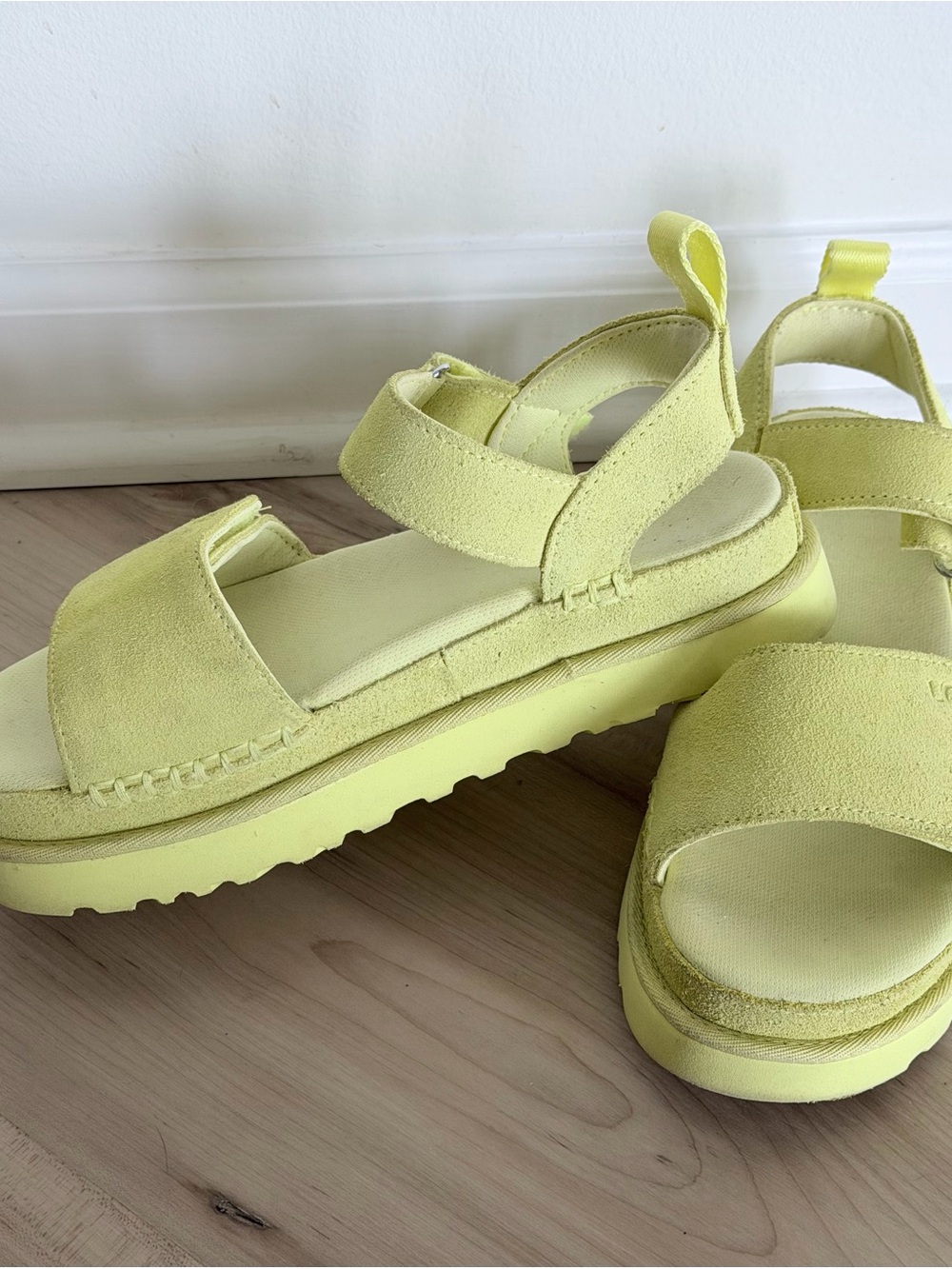 UGG GoldenStar Platform Sandals Size 8